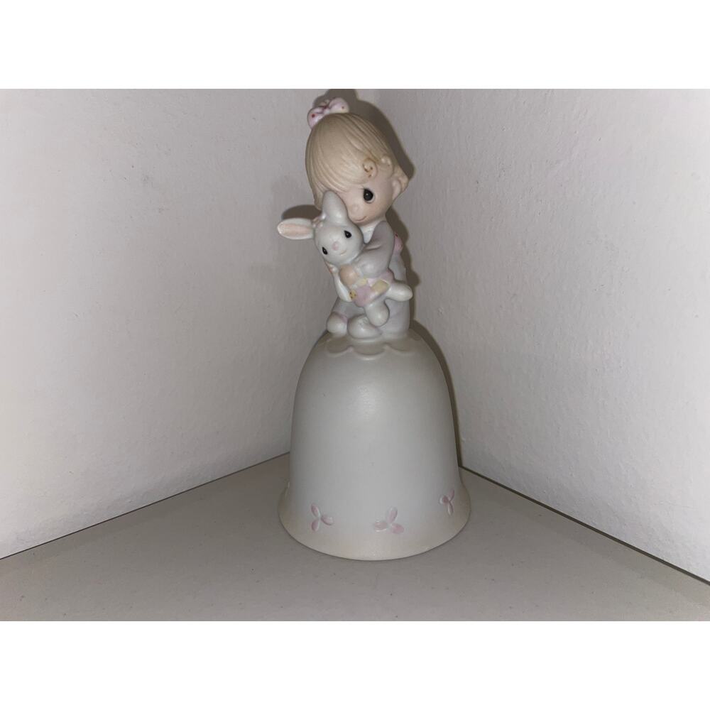 Precious Moments Figurine E-5209 "Jesus‎ Loves Me" 1980 6"  Enesco